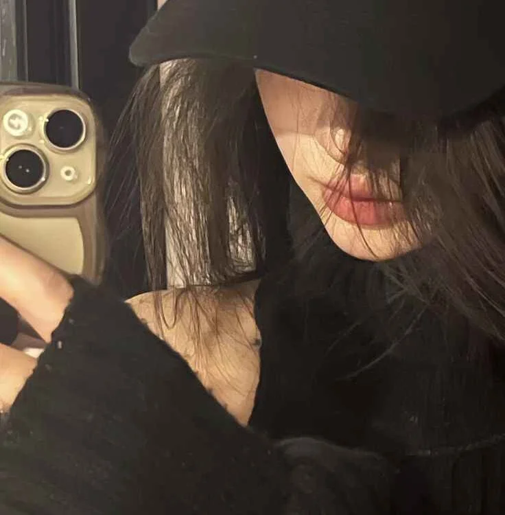 Sara_Le2k2's Offline XXX Chat