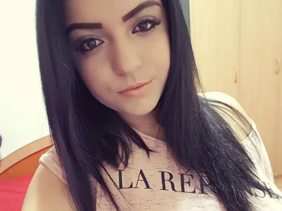 adelline webcam livesex profile in average cams