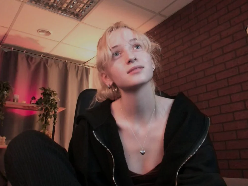 OddlyFamiliar offline chatrum