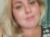 Momm_Lolaa's Offline Chat Room