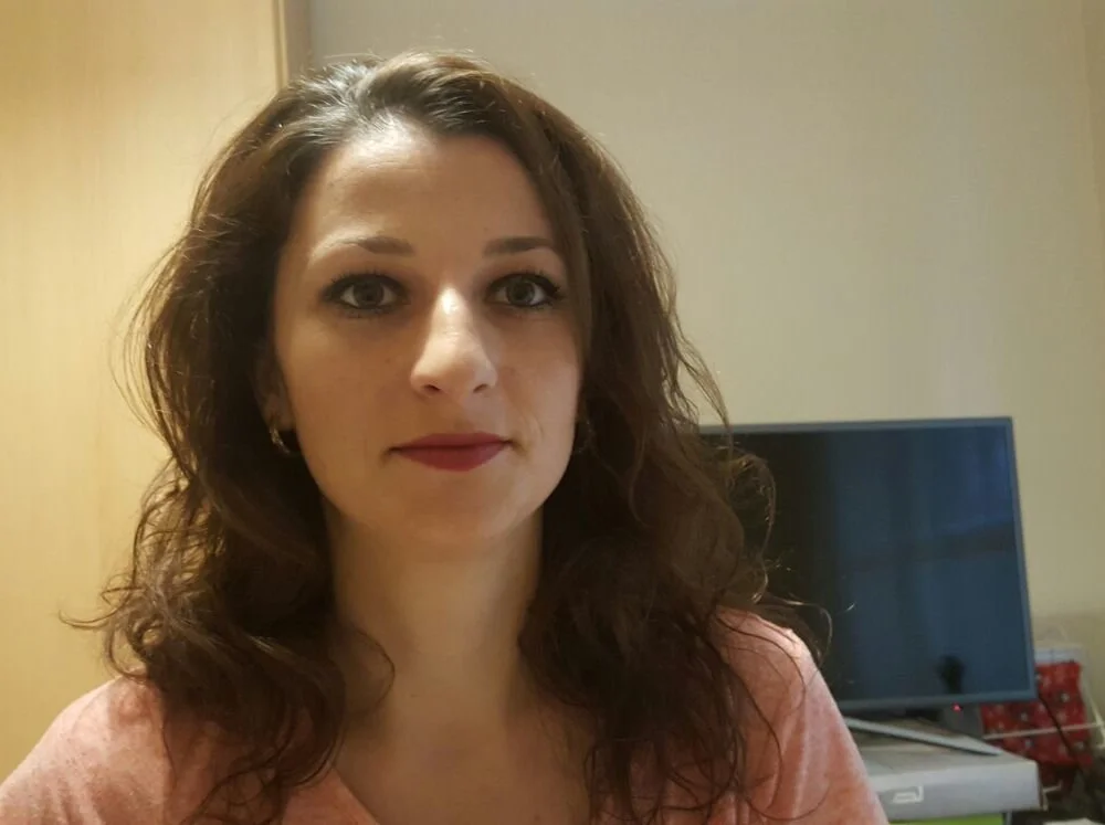 mona90's Offline Chat Room