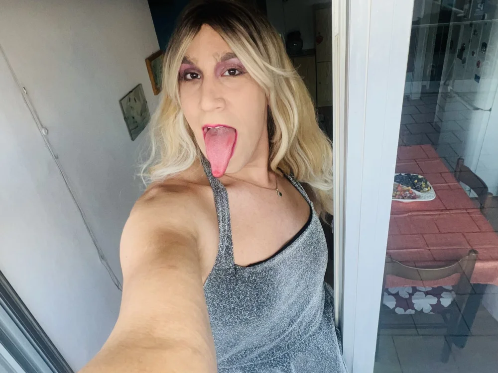 troia220600's Offline Chat Room
