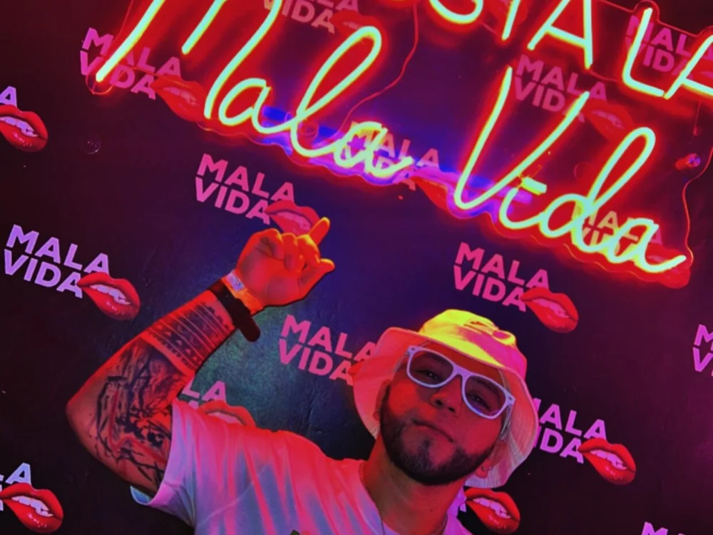 chico69caliente's Offline Chat Room