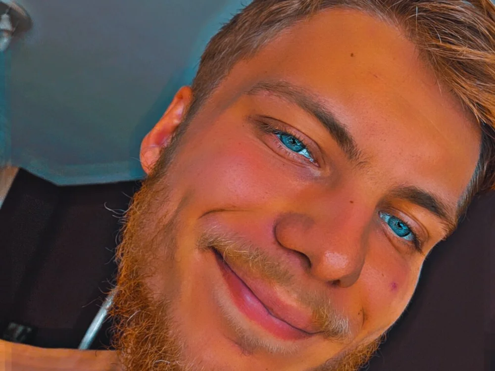 chris20616's Offline Chat Room