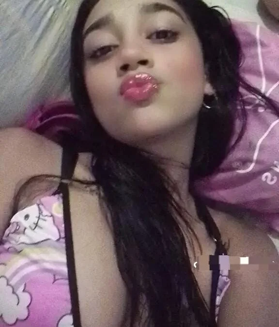 Zoe_Sweett18 Offline XXX-Chat