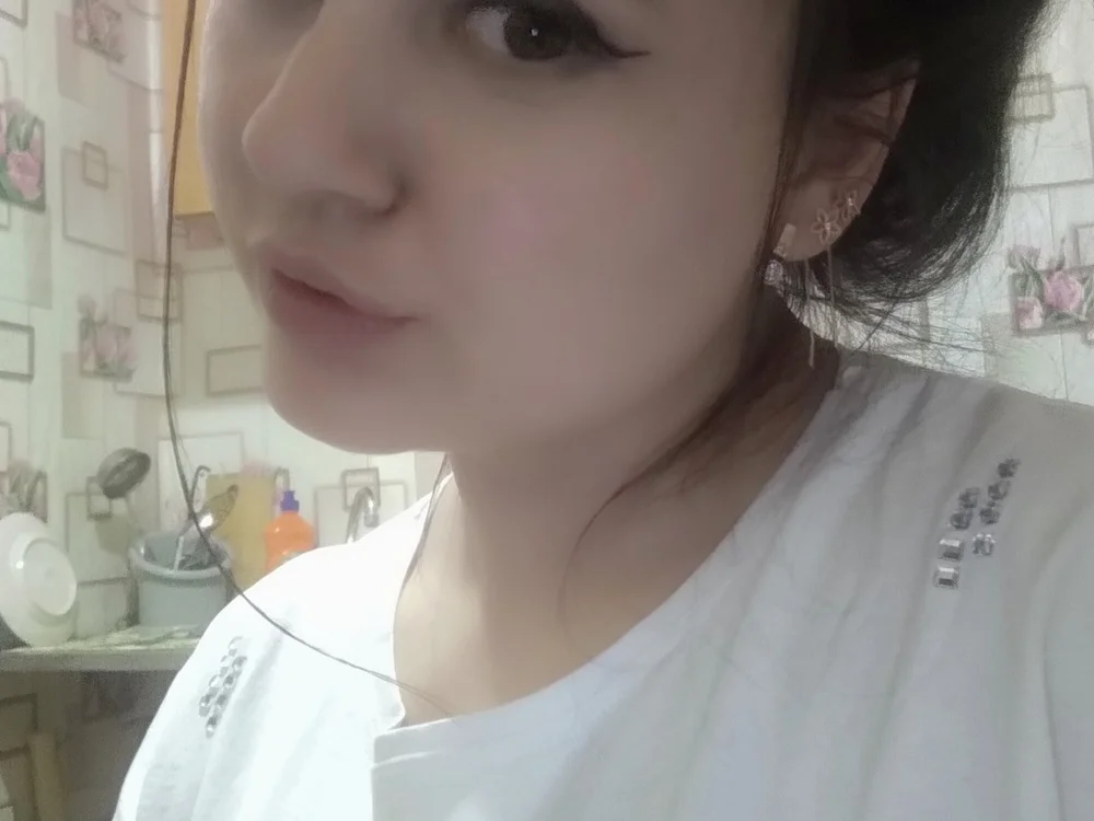 Anna-German Adlı Modelin Çevrimdışı Sohbet Odası