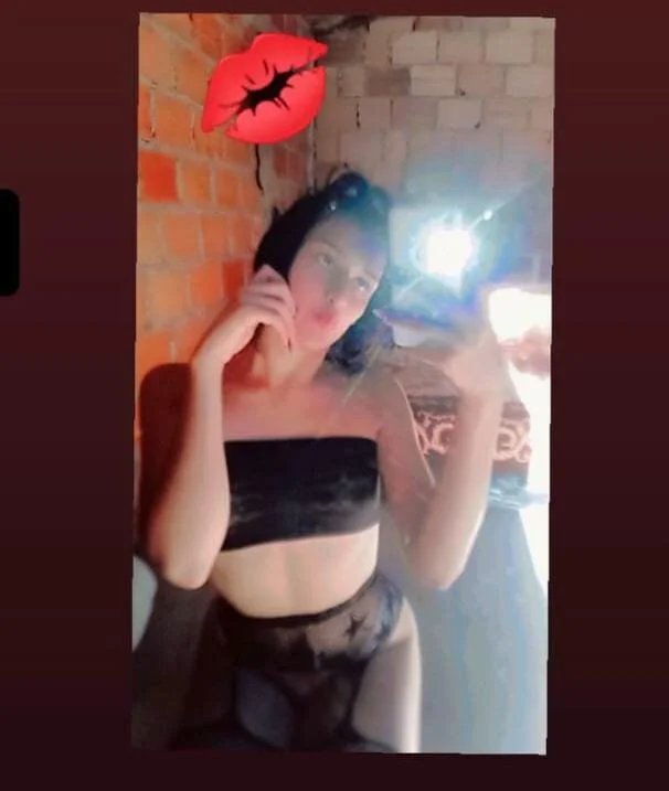 bads_hot18's Offline XXX Chat