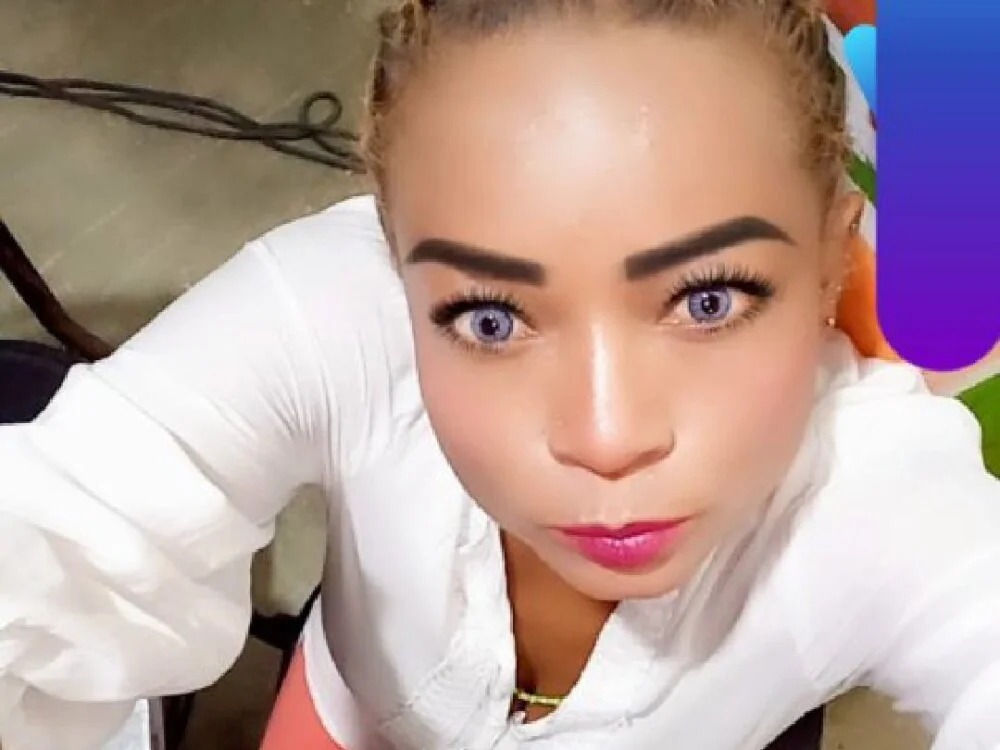 gatadeojosclaros' Live XXX Chat