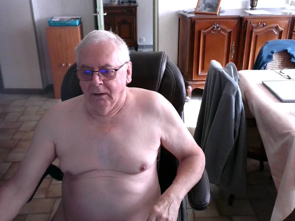 Alain633: офлайн-секс-чат