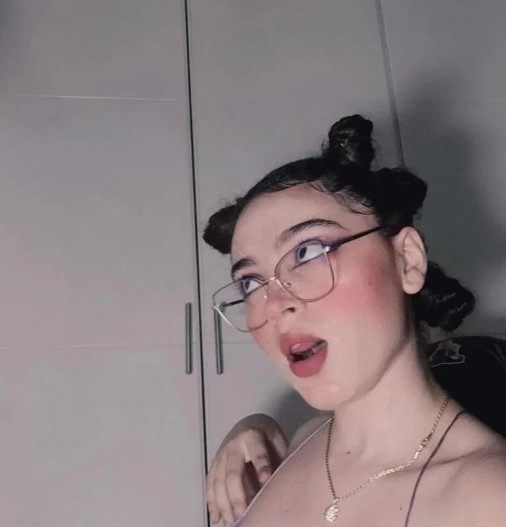 lily_michaell's Offline Chat Room