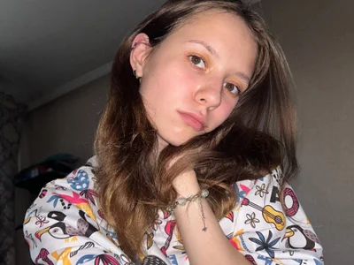 Lorackurt Female Brunettesteens Cam Striptease