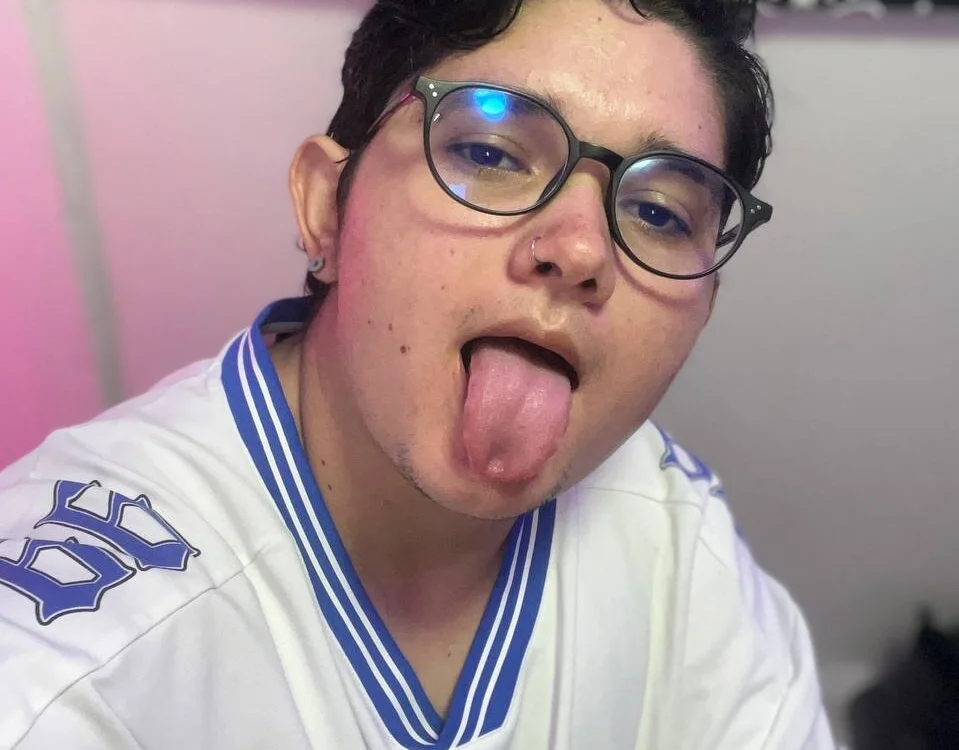 SweetAlexTrans' Offline Chat Room