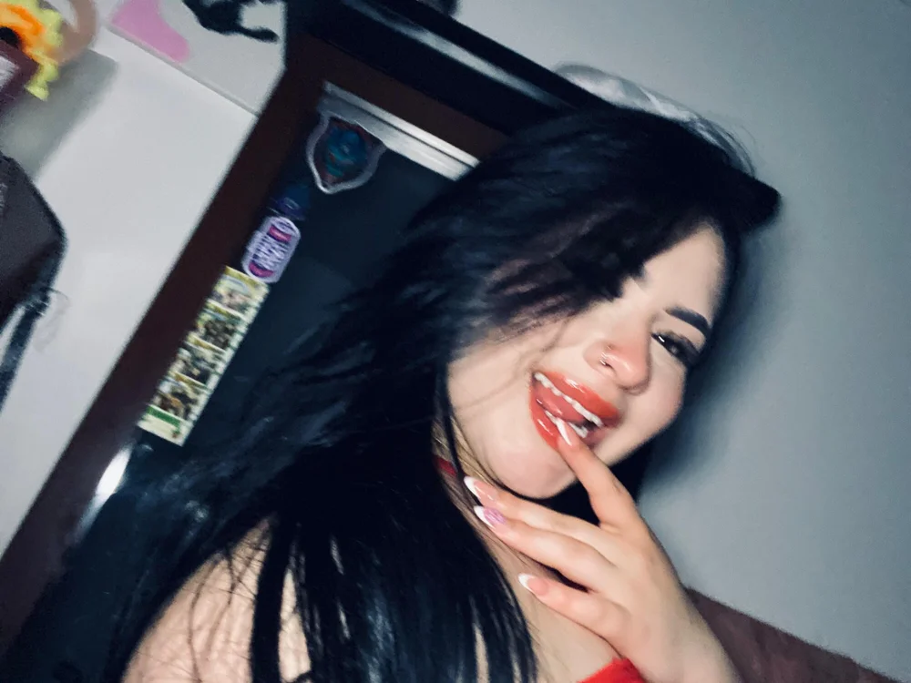 Bloomie_01 Adlı Modelin Çevrimdışı Sohbet Odası