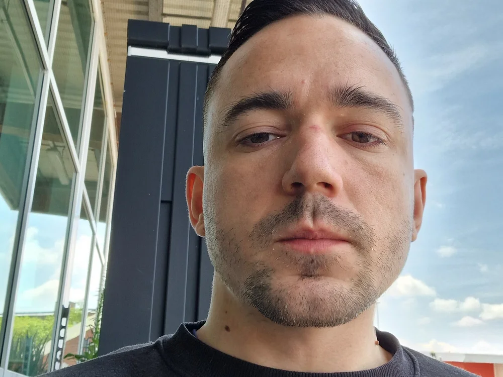 exhibit-dan's Offline Chat Room