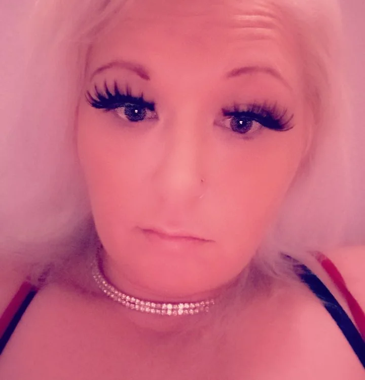 BlondeDisaster's Offline Chat Room