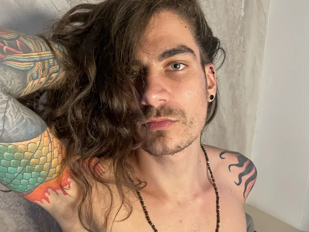 ArmandoEssence's Offline Chat Room