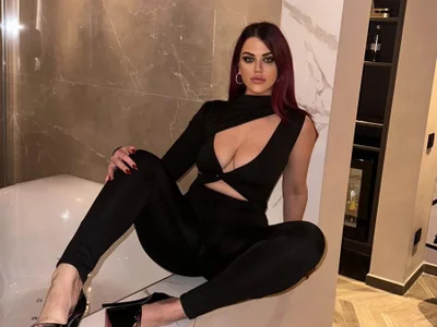 Alessia-Bloom - flashing