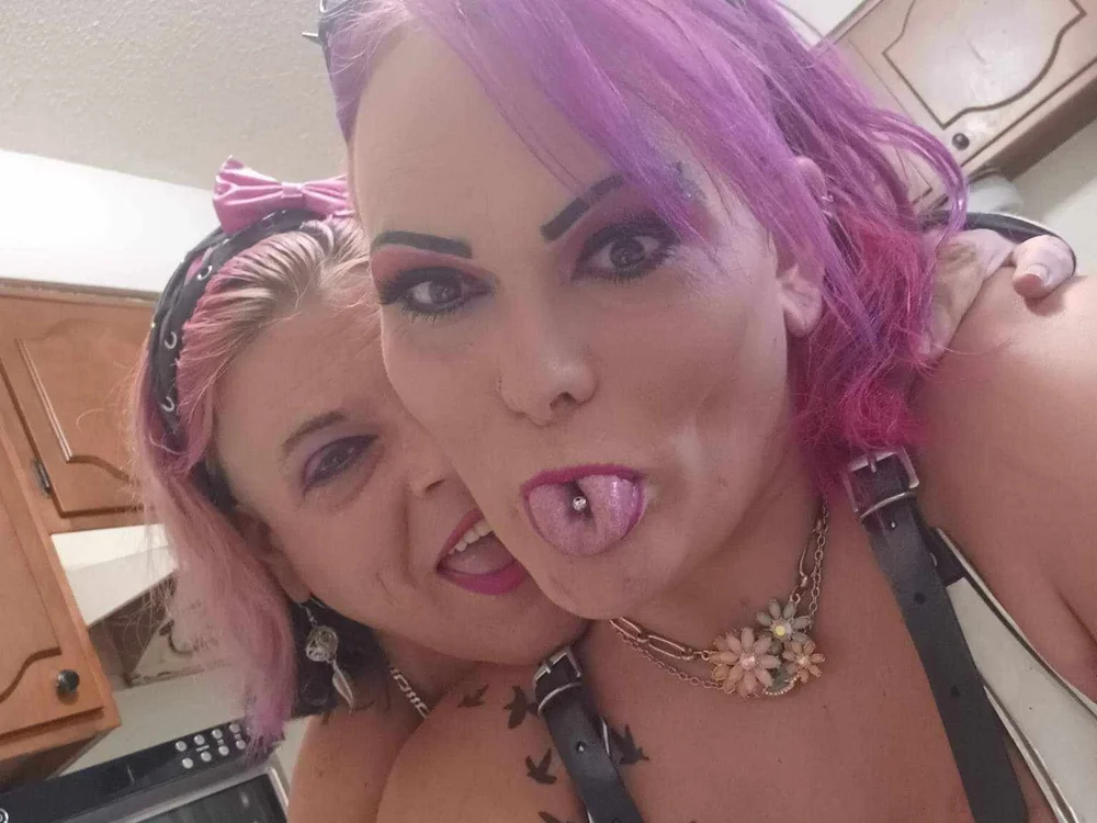 MistressCy's Offline Chat Room