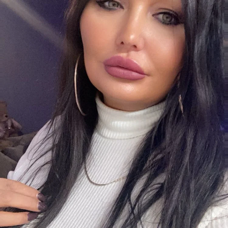 Charming_SeductiveMia34 offline chatrum
