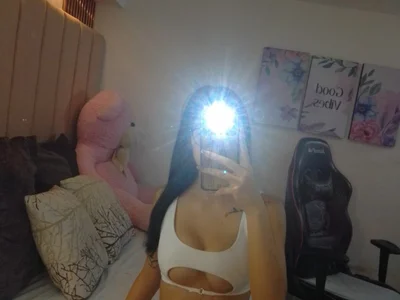 Bonnie_cuttee Female Colombianpetite Free Cam Striptease
