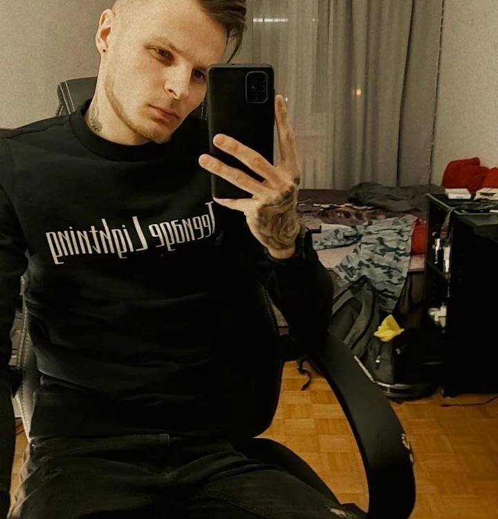 Mister_king3's Offline Chat Room