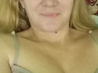 BOOBSY-milf's Offline Chat Room