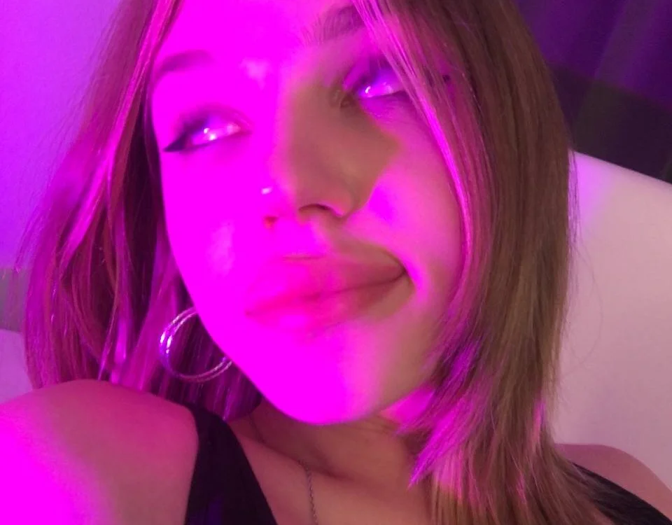ChloeMoreitz's Offline Chat Room