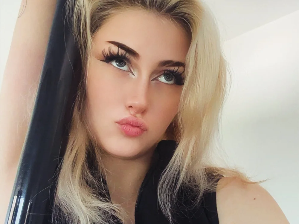 ashleyshirax's Offline XXX Chat