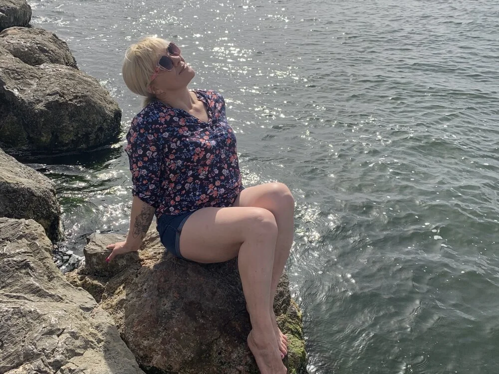 Lia_Laguna77n Offline XXX chat