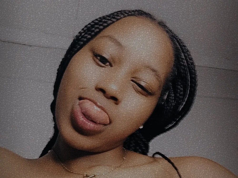 ebonie24's Offline XXX Chat