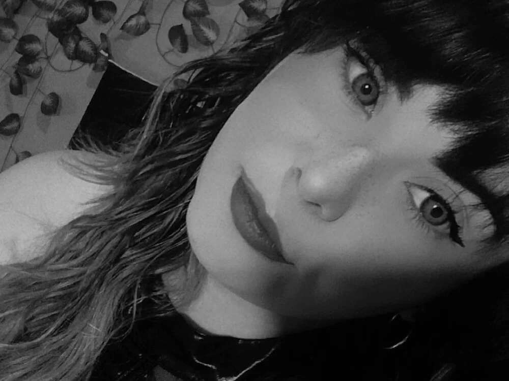 HollowLady_01 Adlı Modelin Çevrimdışı XXX Sohbeti