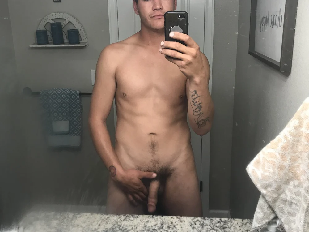 Strappingsisiboi's Offline Chat Room