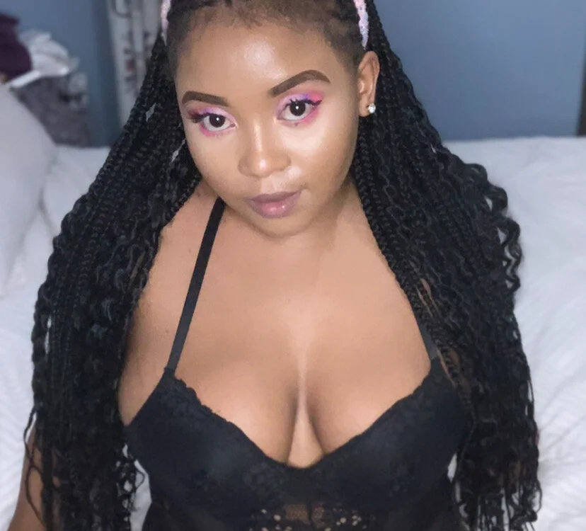 AfricanBarbieee's Offline Chat Room