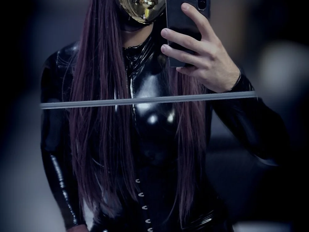 NoraInMask: офлайн-секс-чат