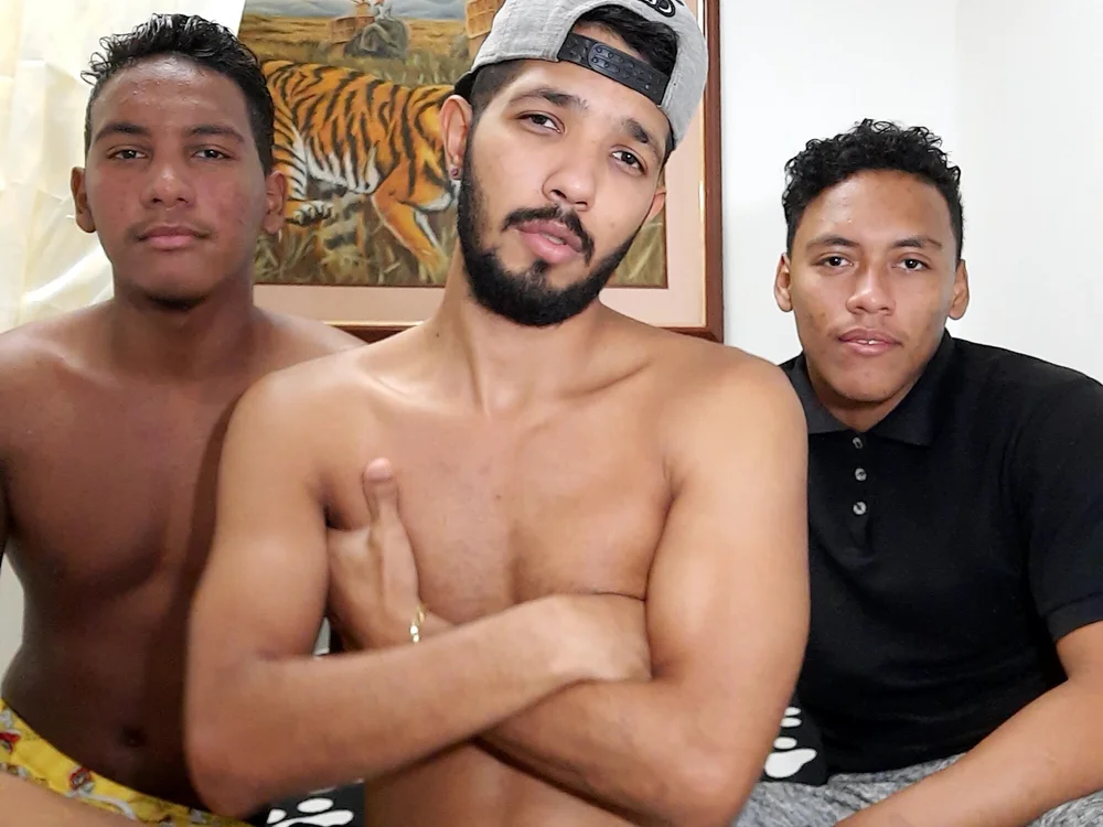 3somestraight's Offline Chat Room