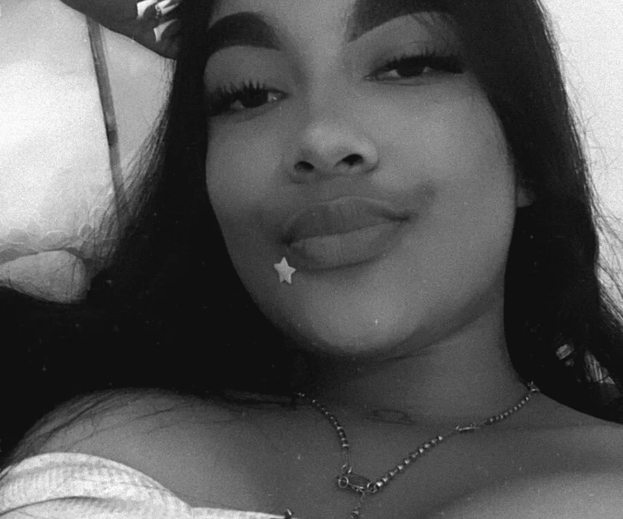 mia_clouds' Offline XXX Chat