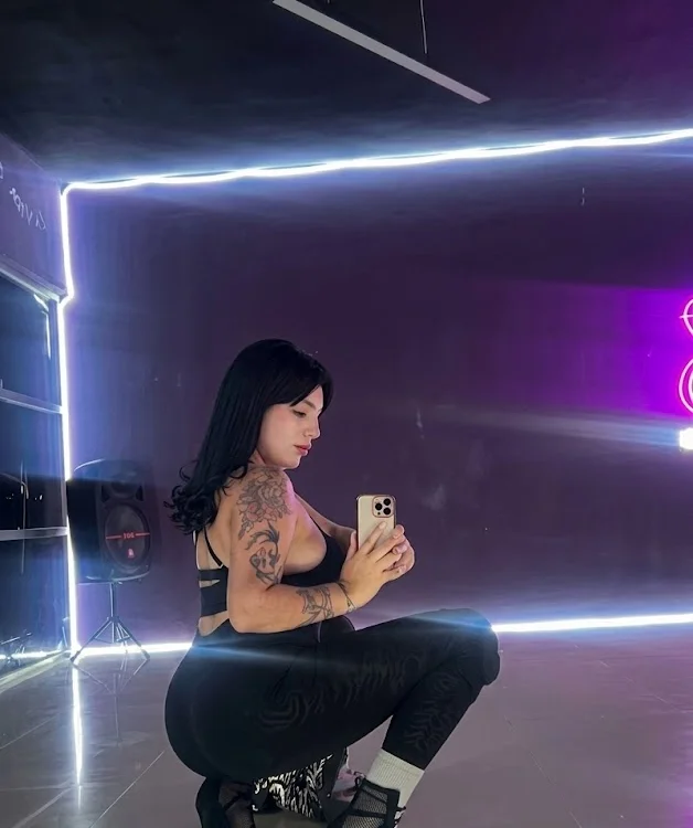 Vicky_Sixx Adlı Modelin Çevrimdışı XXX Sohbeti