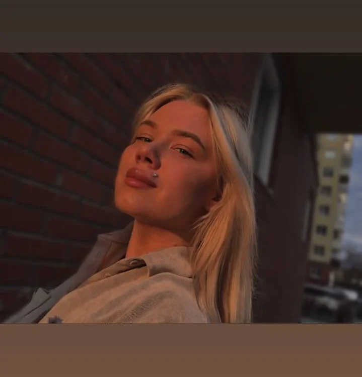 Bilik Sembang Luar Talian Caroline_Wood