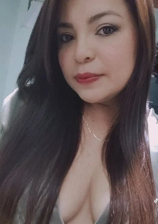 amycaliente's Offline Chat Room