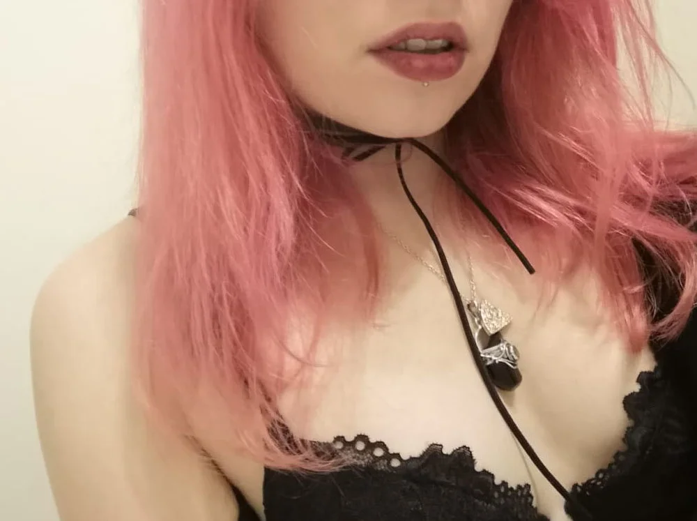 Laura23232's Offline Chat Room