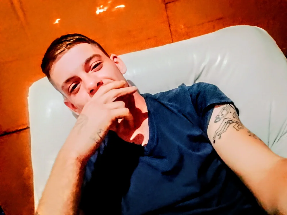 max-69-gar's Offline Chat Room