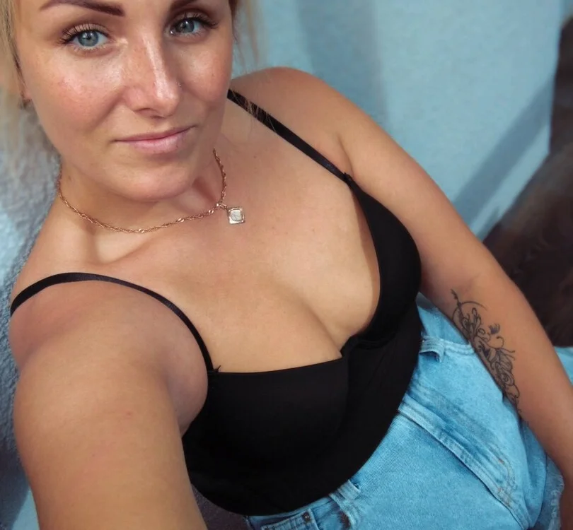 Annie_Bell's Offline Chat Room