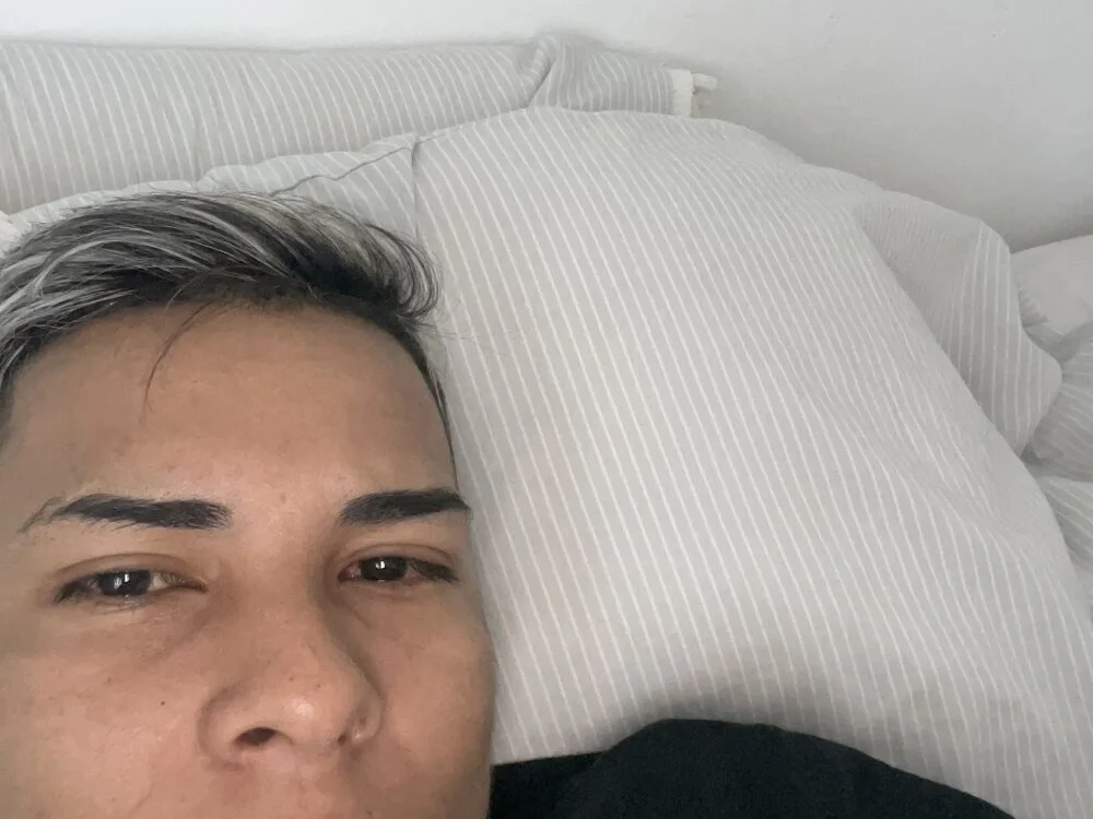 LeiAaron9810 Adlı Modelin Çevrimdışı XXX Sohbeti