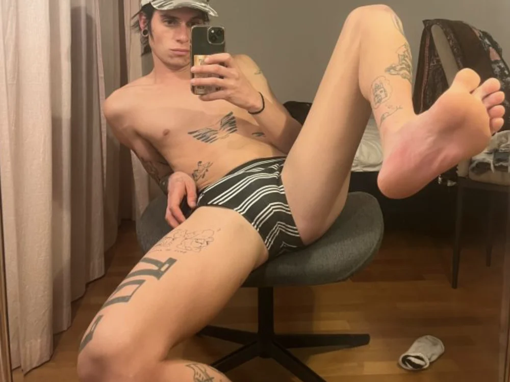 LucasDeesexworker cam model