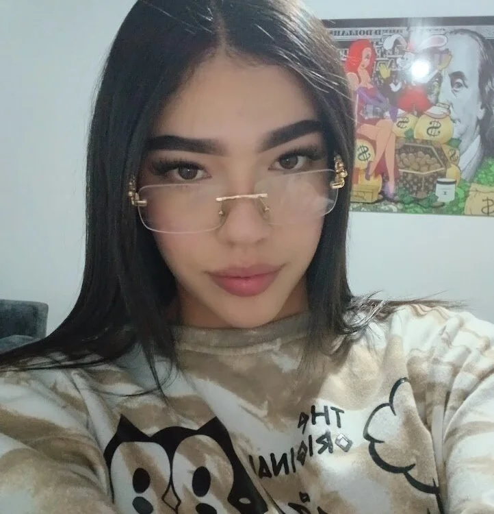 angee_daniel's Offline Chat Room