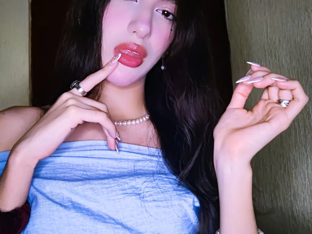 Emily-hottson Offline XXX-chat