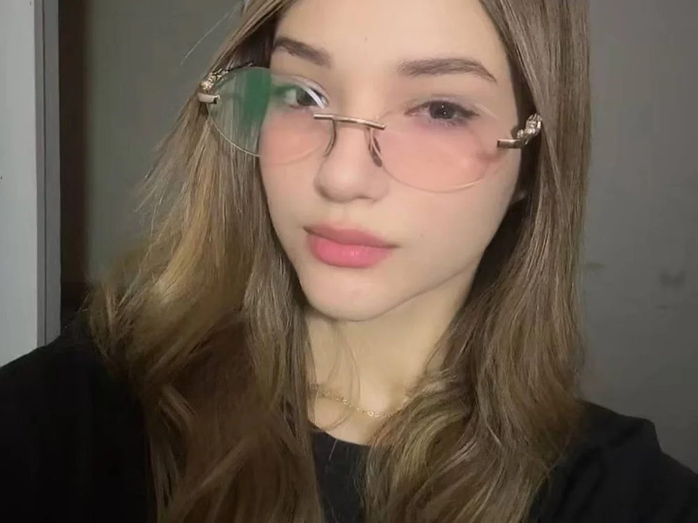 Blonde_Mai's Offline Chat Room