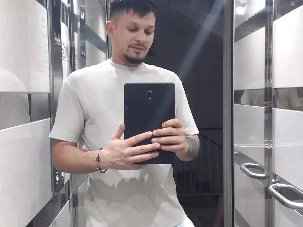 Johny22cm's Offline Chat Room