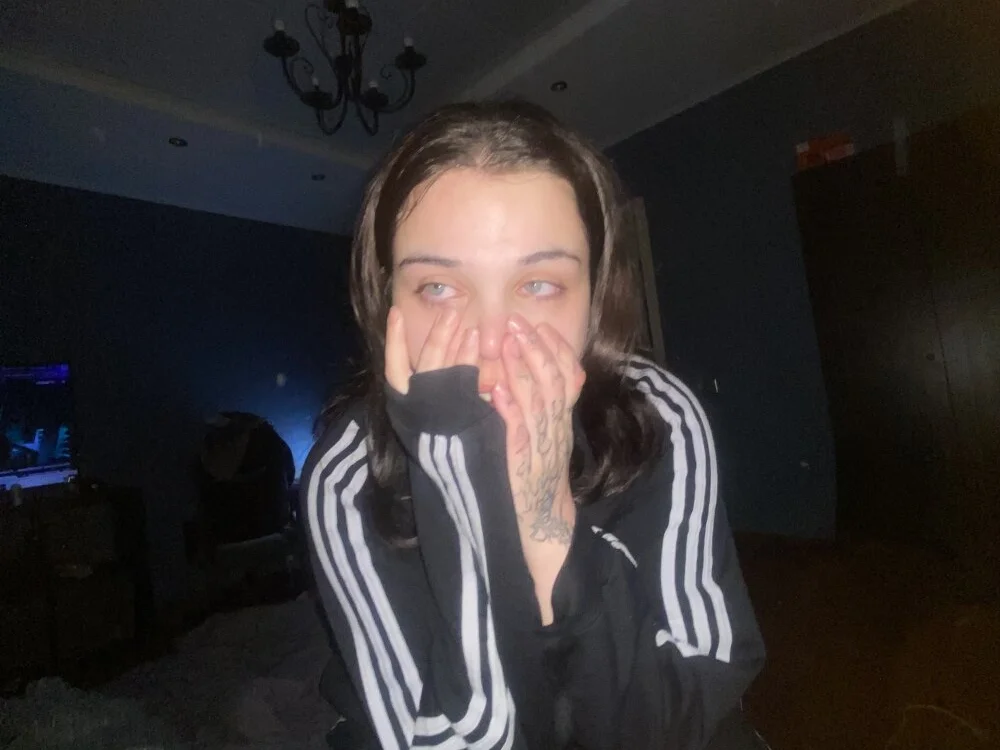 Emily_Chewits' Offline Chat Room