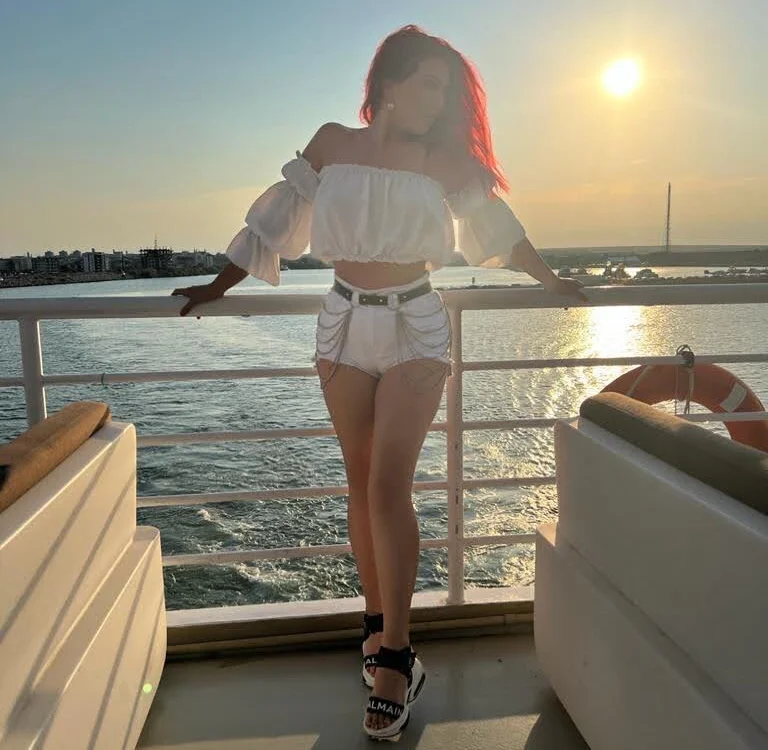 foxii1 Adlı Modelin Çevrimdışı XXX Sohbeti